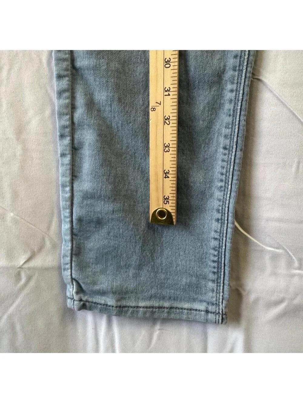 Signature Levi Jeans S37 Slim Light Wash Denim Stain Flaw